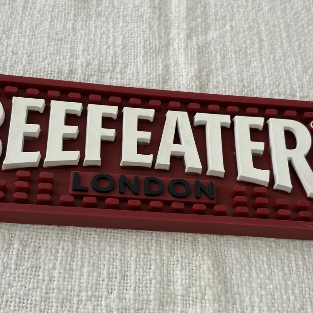 A RUBBER BEEFEATER BAR MAT Vodka EUC Cocktail Bar Cart Party Hostess